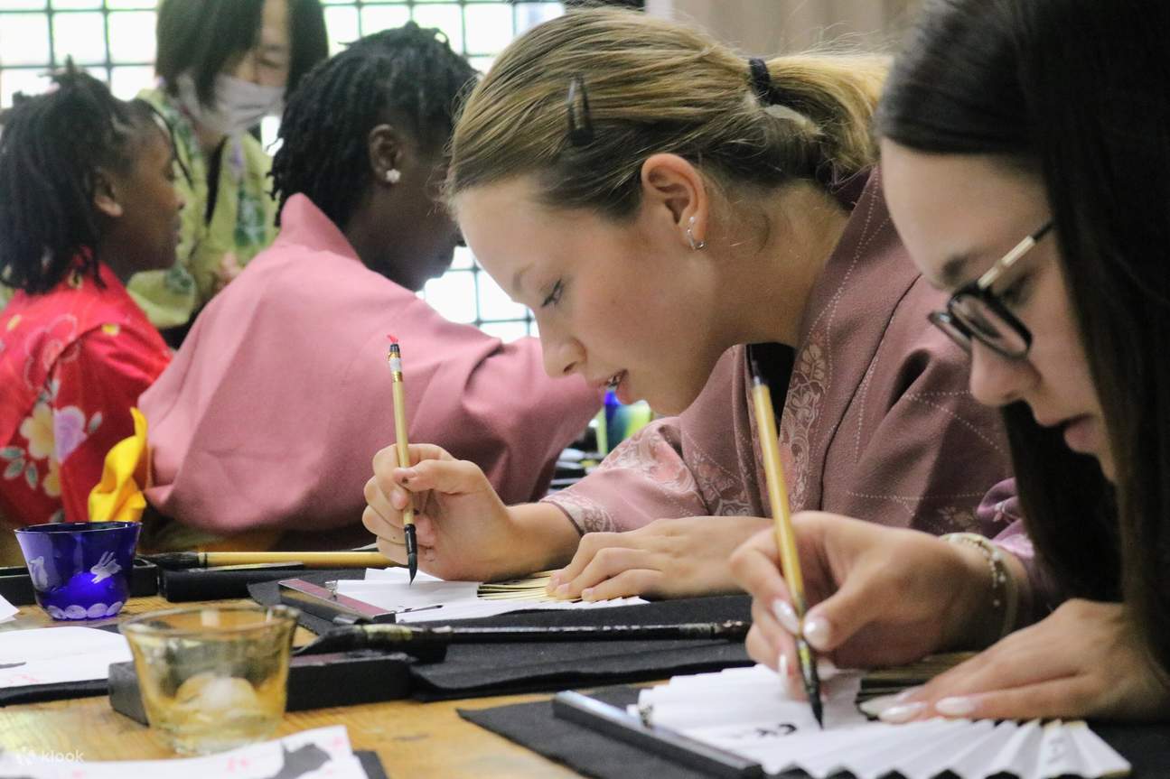 Pelajari kaligrafi dan Zen Jepun sambil memakai kimono