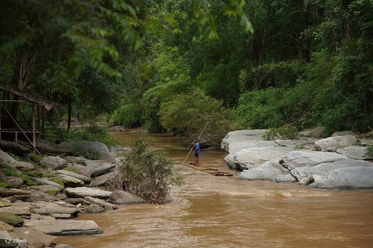 Chiang Mai: visita il villaggio Karen, la cascata e rafting con pranzo incluso