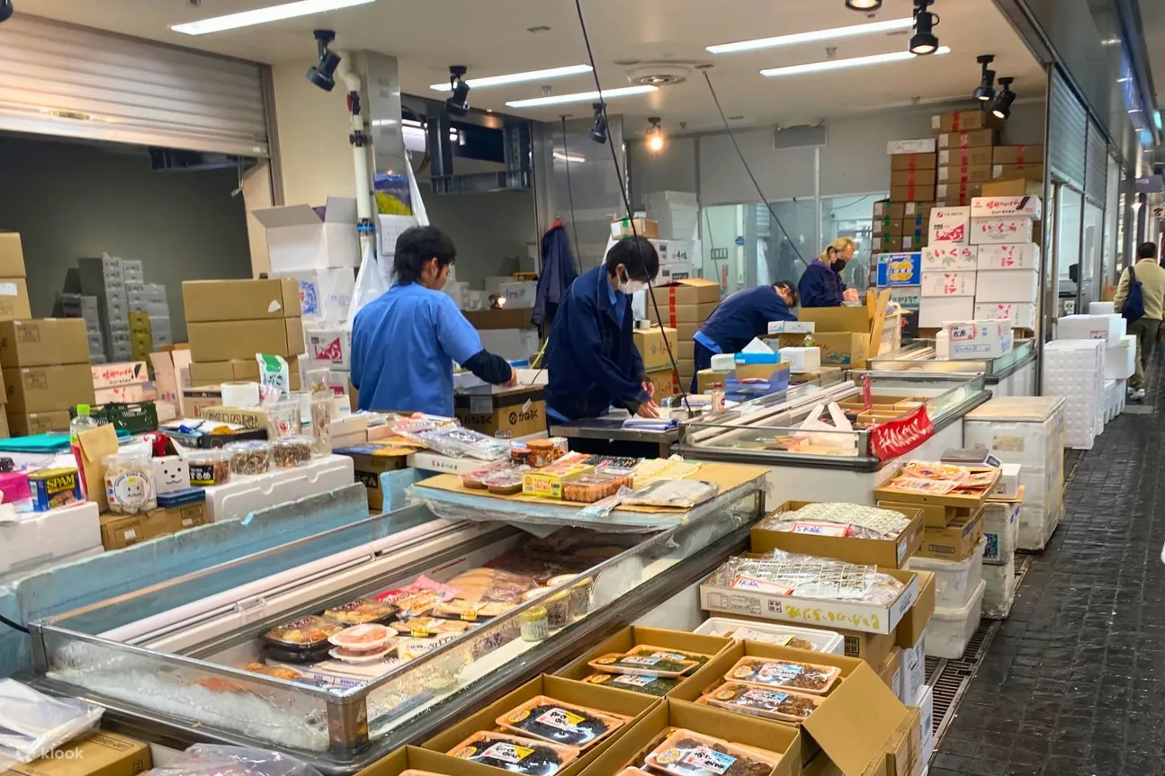 丰洲市场内部可以看到诸多种类的鱼货，寿司师傅当天购买的食材将会在晚上变为美味的寿司料理