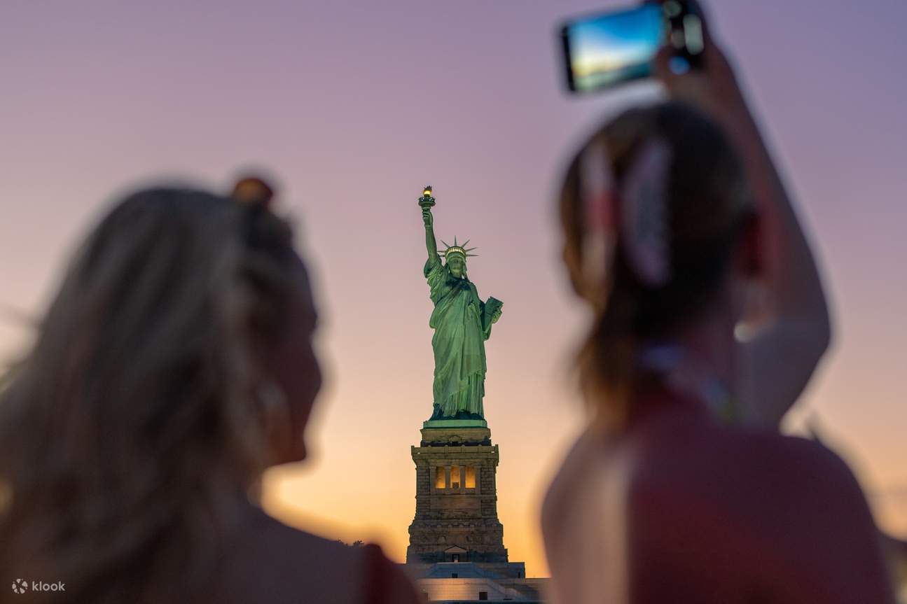 一起拍照的女士