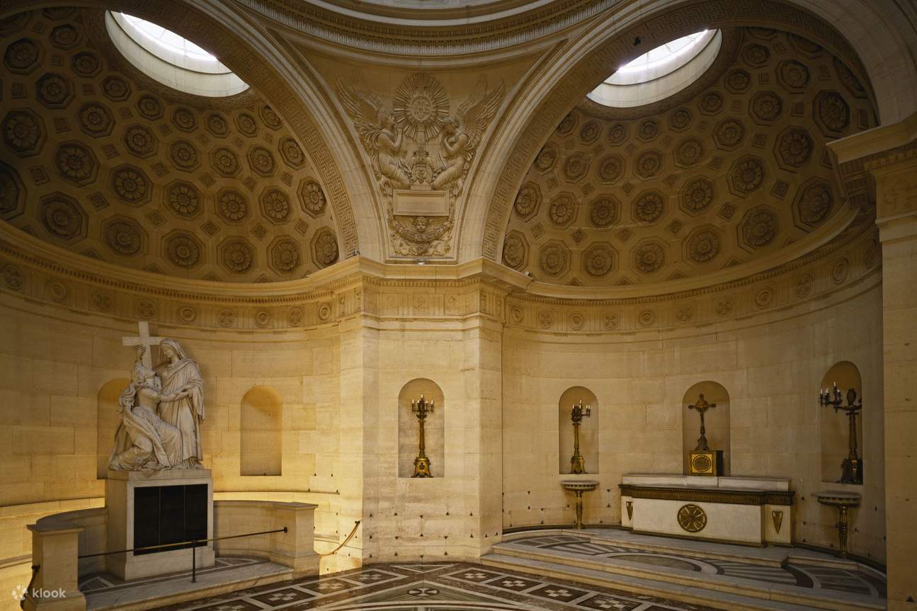 在黑色大理石祭壇旁冥想，祭壇上鑲嵌著青銅獎章，據信是發現國王遺骸的地方。