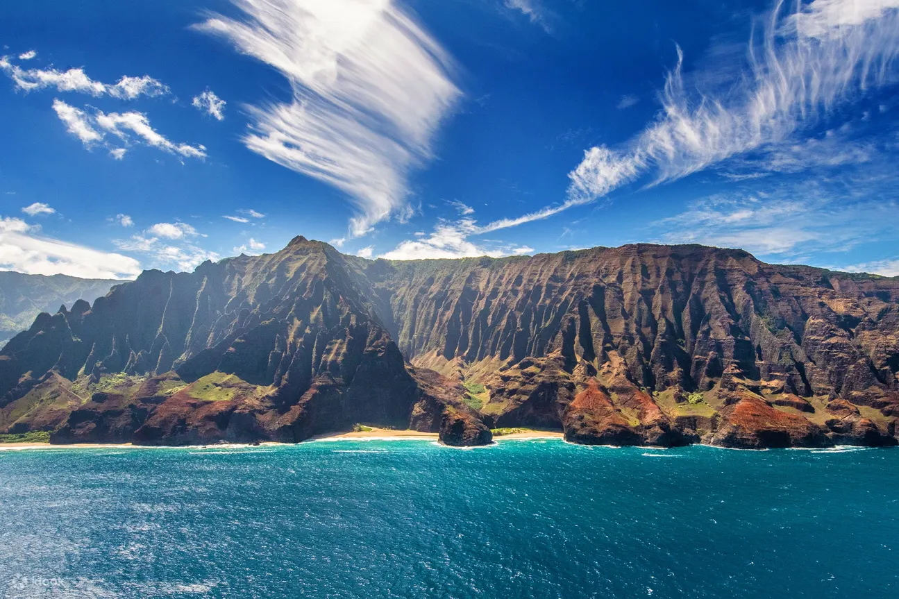 拍摄哈纳雷湾 (Hanalei Bay) 的难忘照片，哈纳雷湾是海滩活动的热门地点