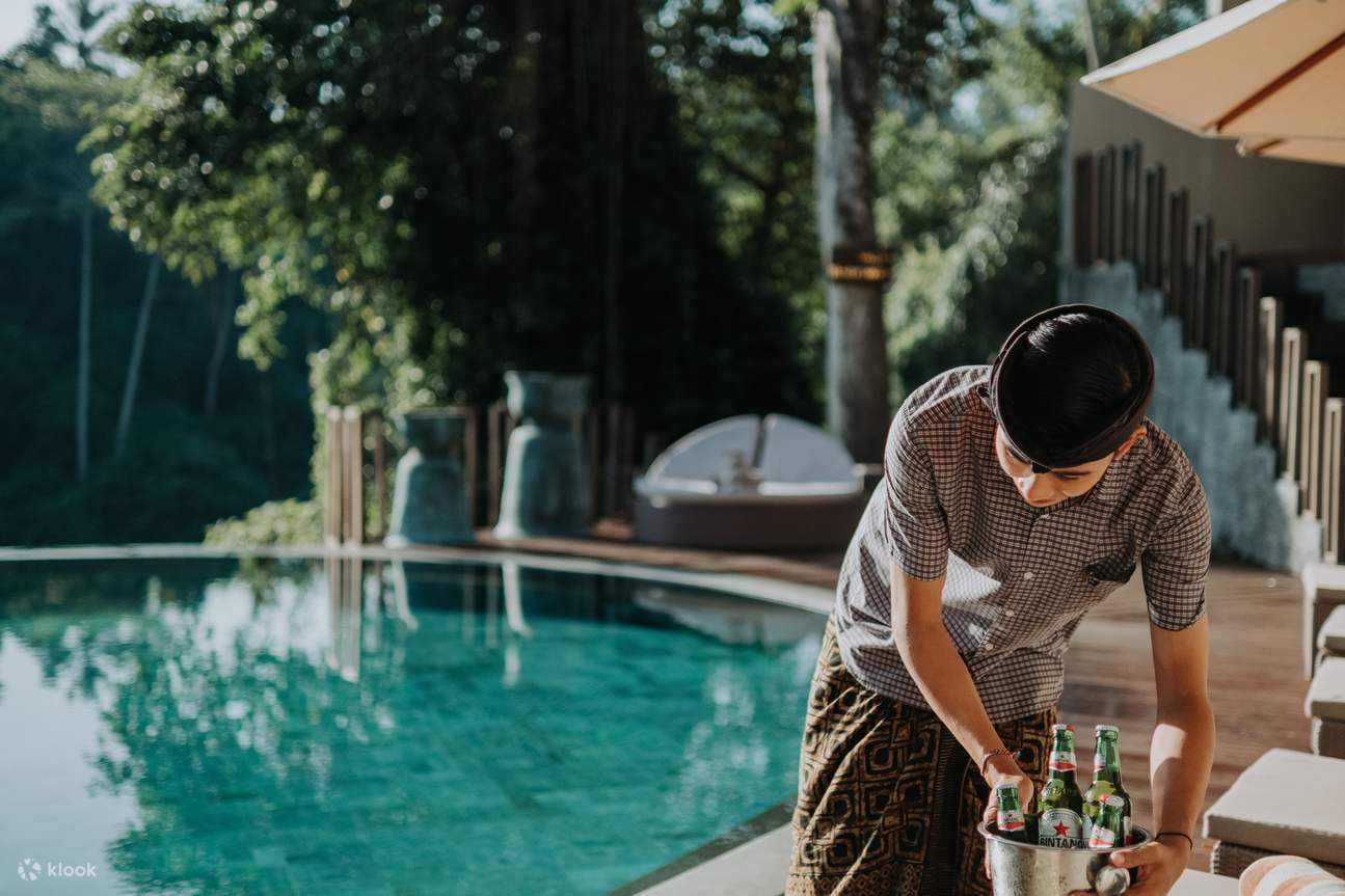 bồi bàn phục vụ bia