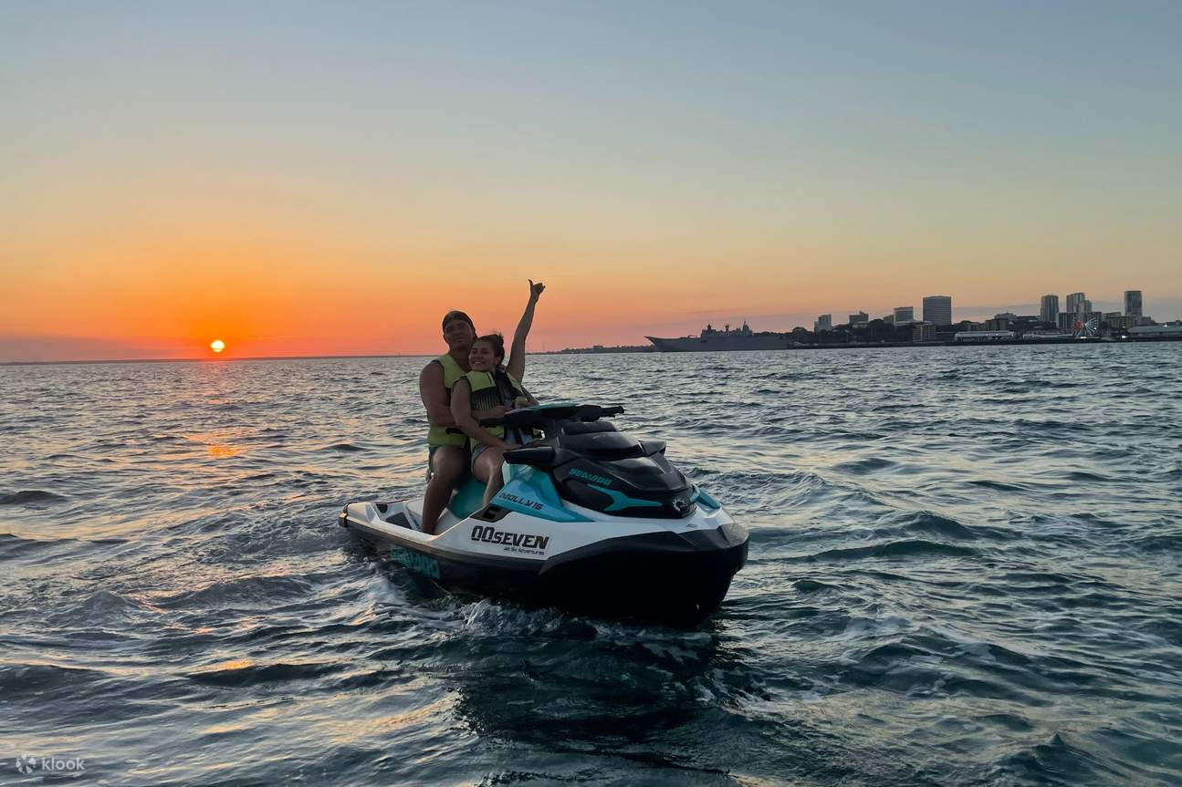 pasangan bahagia mengendarai jet ski