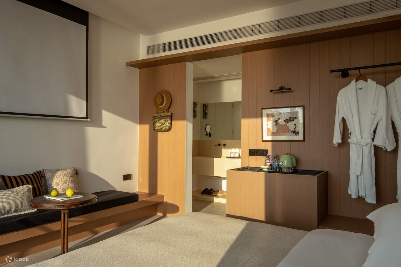 Phòng có giường King có sân hiên và hồ bơi mái vòm