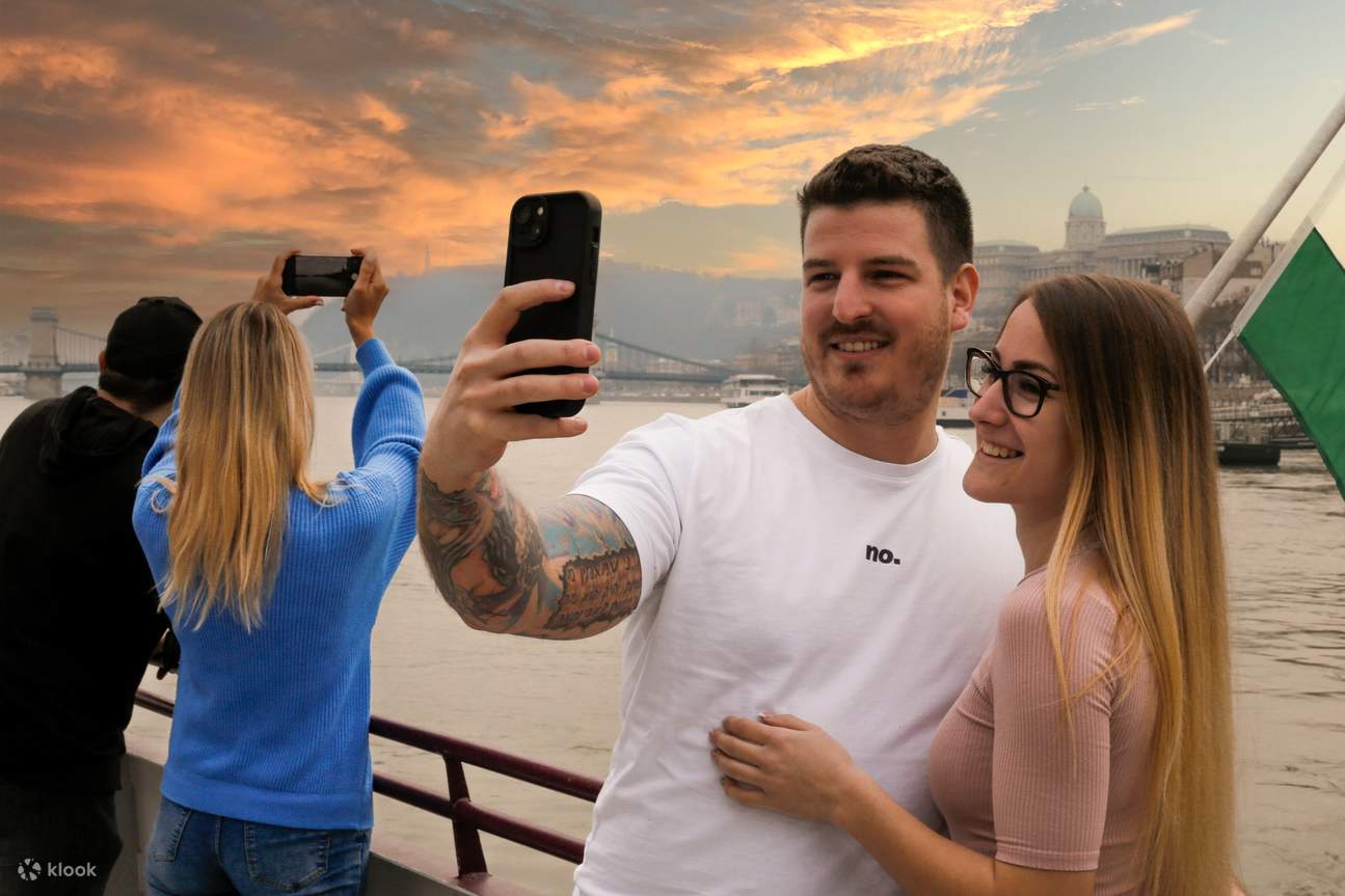 부다페스트의 매력을 담아 여유로운 주간 크루즈를 즐겨보세요. 눈길이 닿는 곳마다 그림 같은 풍경이 펼쳐집니다.