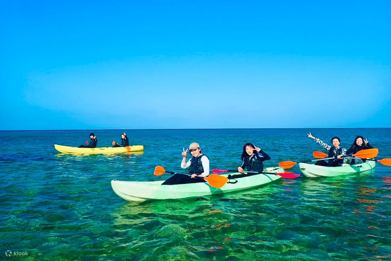 冲绳天然海滩立桨冲浪、皮划艇和青之洞窟浮潜体验（免费照片）