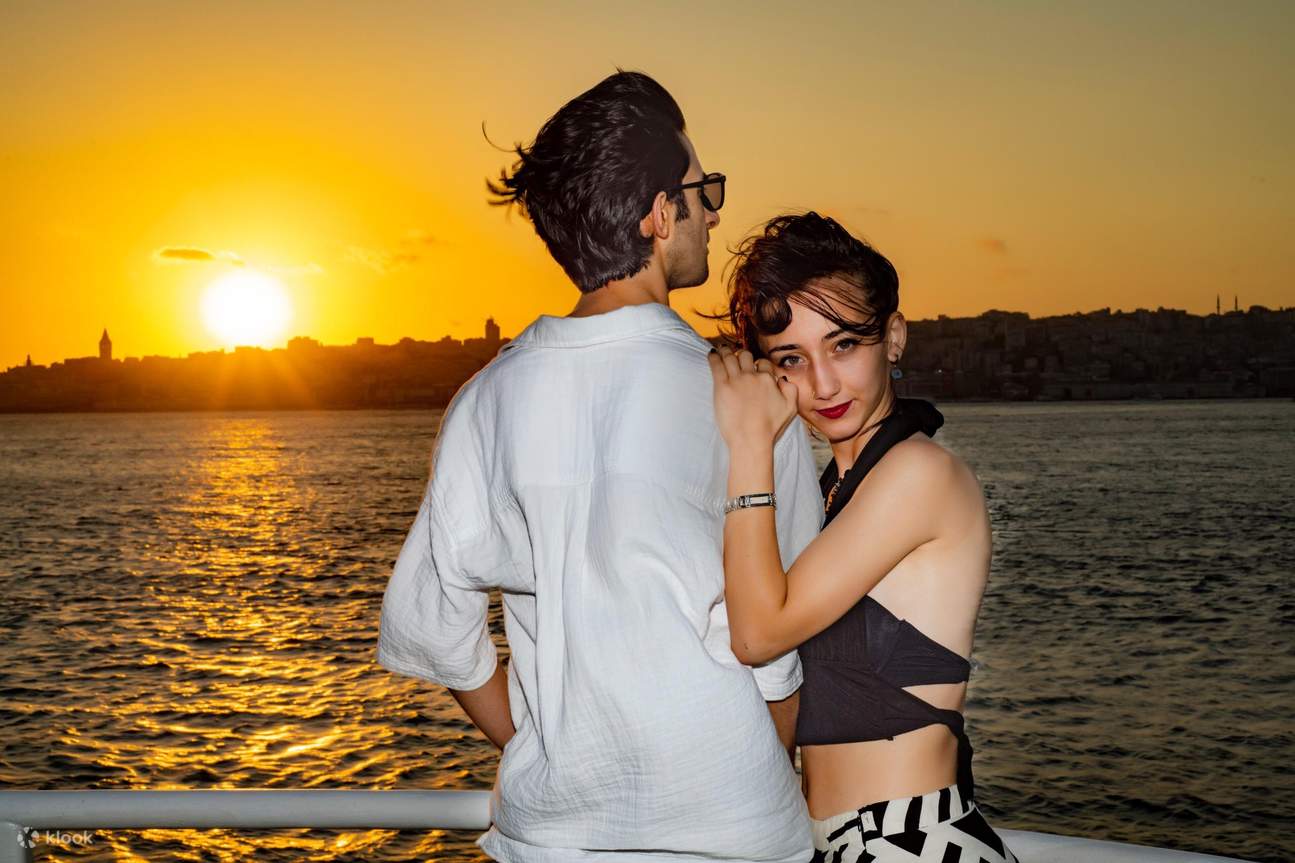 与爱人一起创造难忘的回忆，欣赏日落时分，金色的光芒洒在水面上