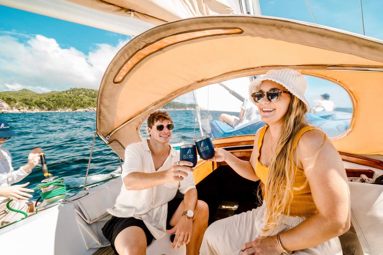 Para tamu di kokpit menikmati segelas anggur