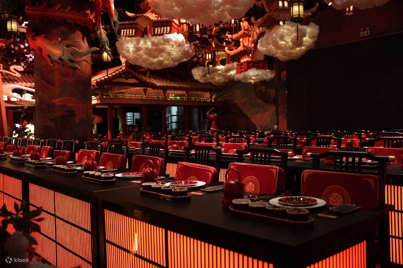 宮廷夜宴のきらびやかな光景は、瞬く間に王室の儀式感を高めます。