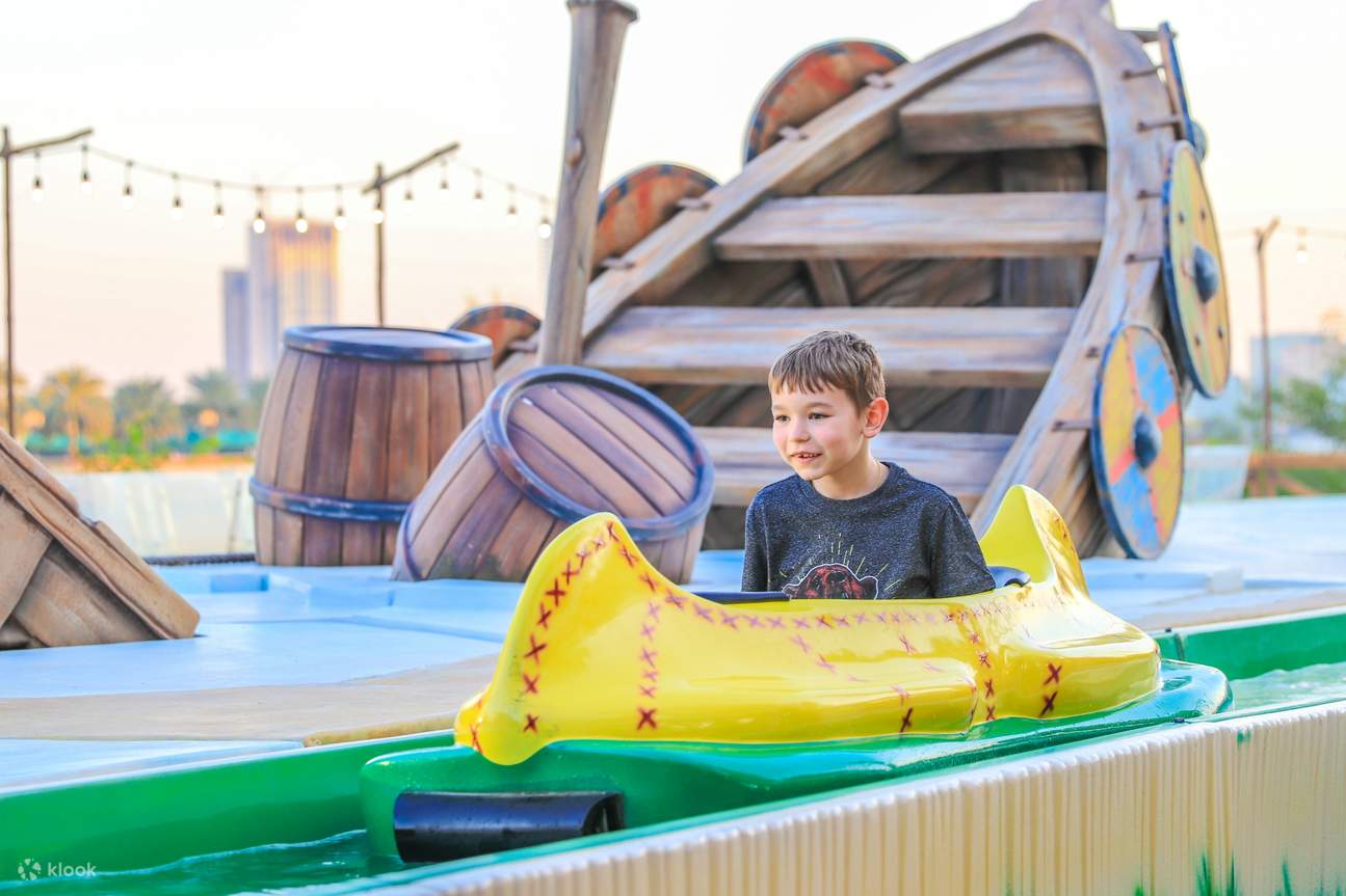 เด็ก ๆ กับเครื่องเล่นบนเกาะแห่งตำนาน ชาร์จาห์