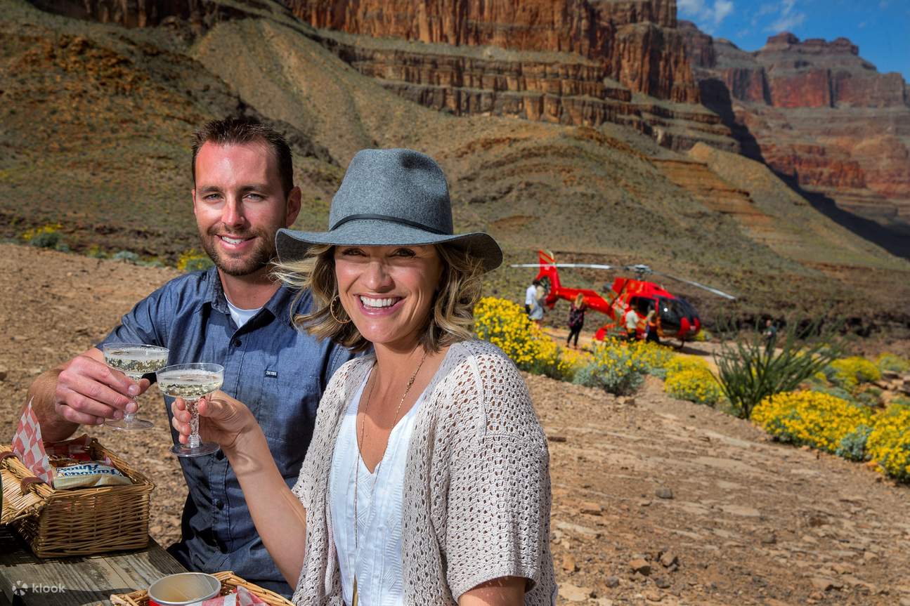 Cặp đôi uống champagne