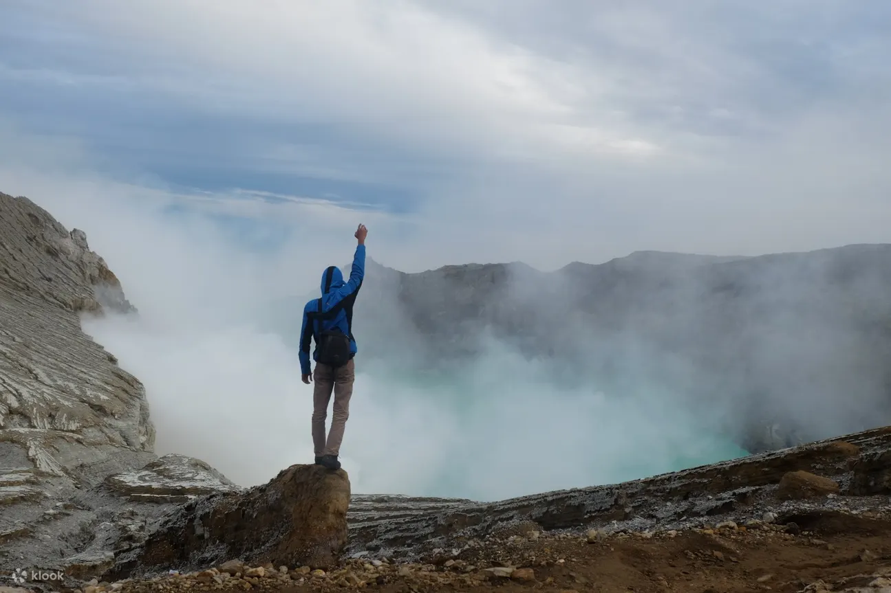 伊真火山口的人