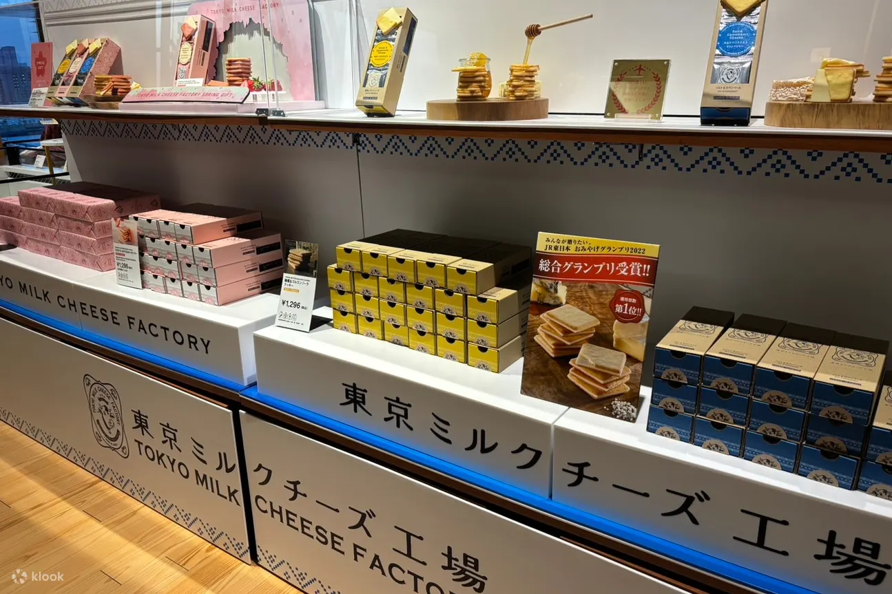 7楼礼品店贩售各式季节限定纪念品，欢迎选购。 请注意，产品可能因季节而异。