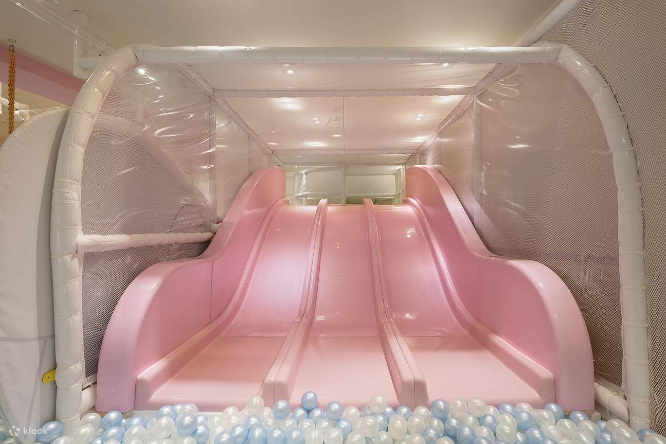 Дом мечты из мыльных пузырей: позвольте детям вдоволь бегать и прыгать в окружении десятков тысяч волшебных пузырей, давая выход энергии и тренируя мелкую моторику.