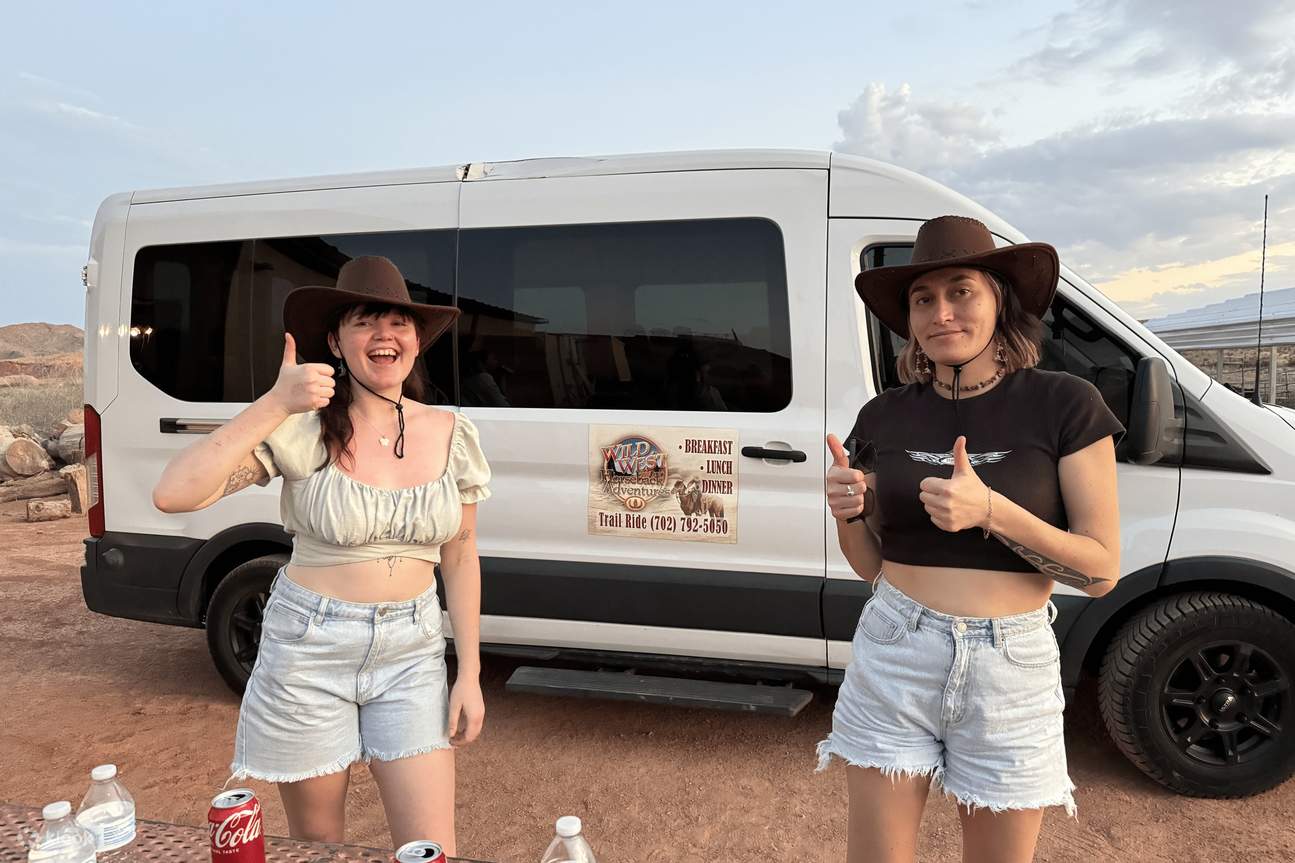 เพลิดเพลินกับการขี่ม้าชมพระอาทิตย์ตกดินอย่างเงียบสงบ ตามด้วยอาหารค่ำแสนอร่อยในทะเลทรายลาสเวกัส