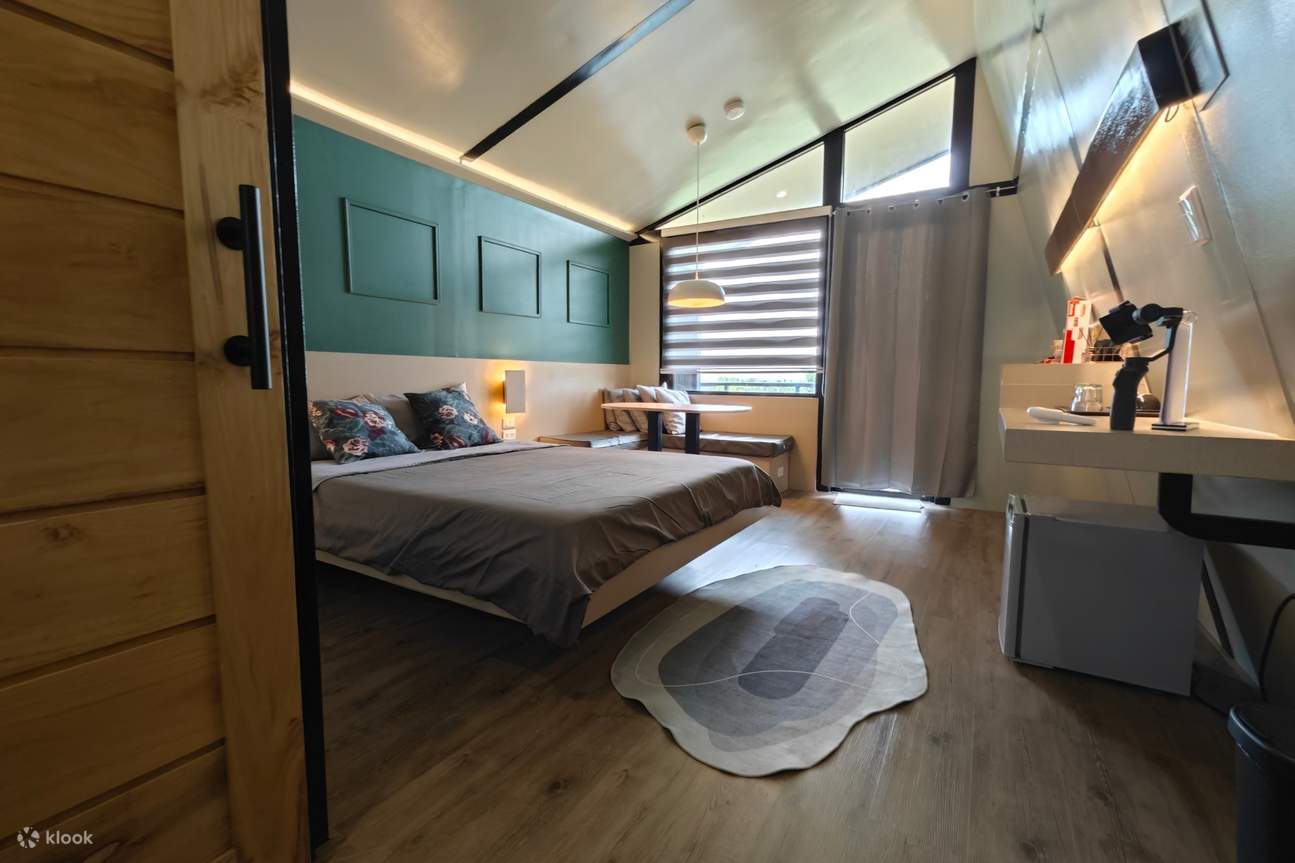 침대, 책상, 소파, 러그가 갖춰진 침실