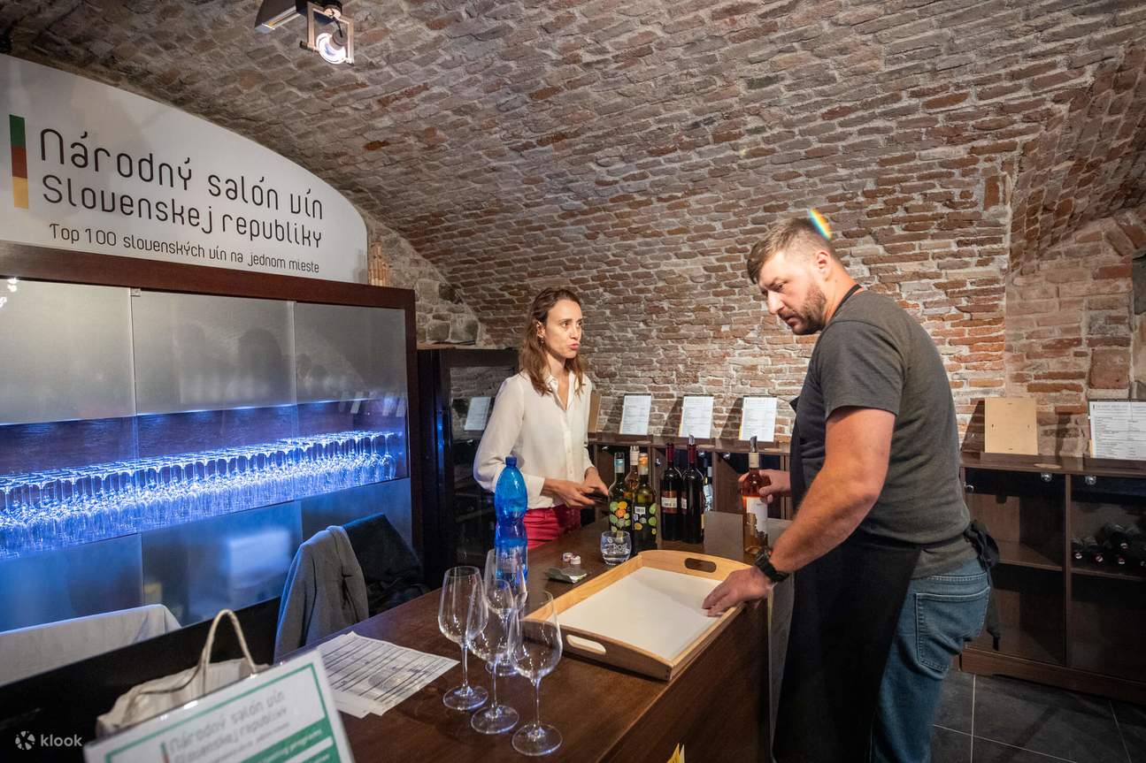 Sumiller preparando la mesa de vinos