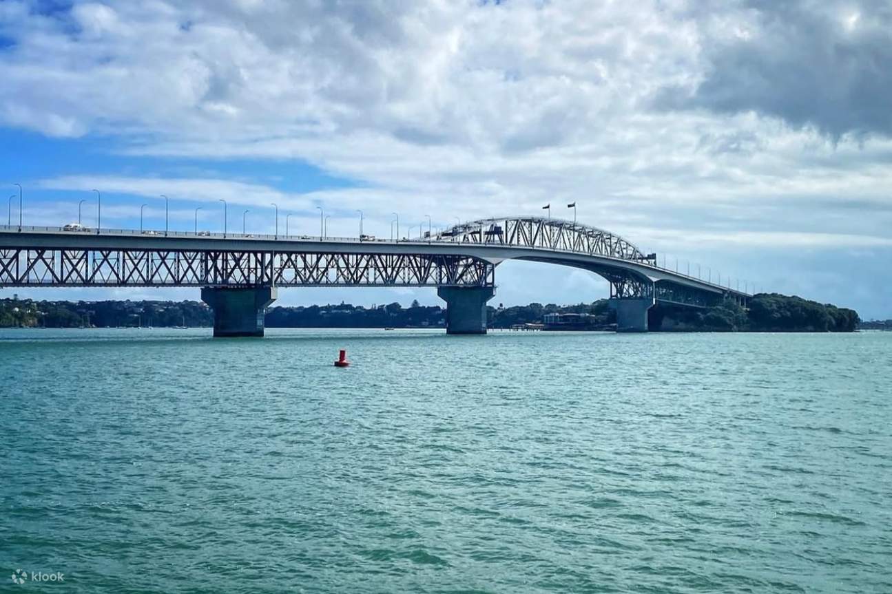 ล่องเรือลอดใต้สะพาน **Auckland Harbour Bridge** อันเป็นสัญลักษณ์ 