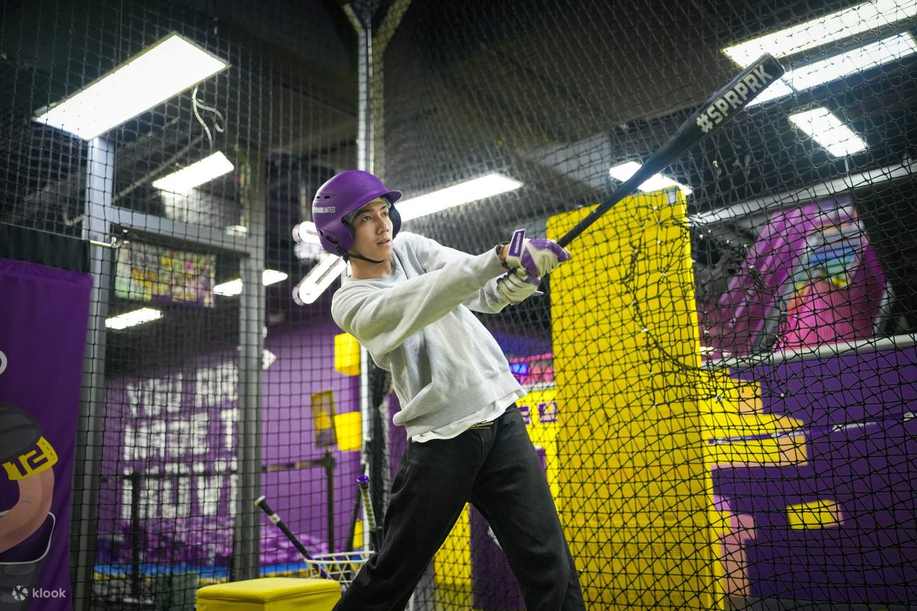 ragazza su uno scivolo a tubo nel Superpark di Kuala Lumpur