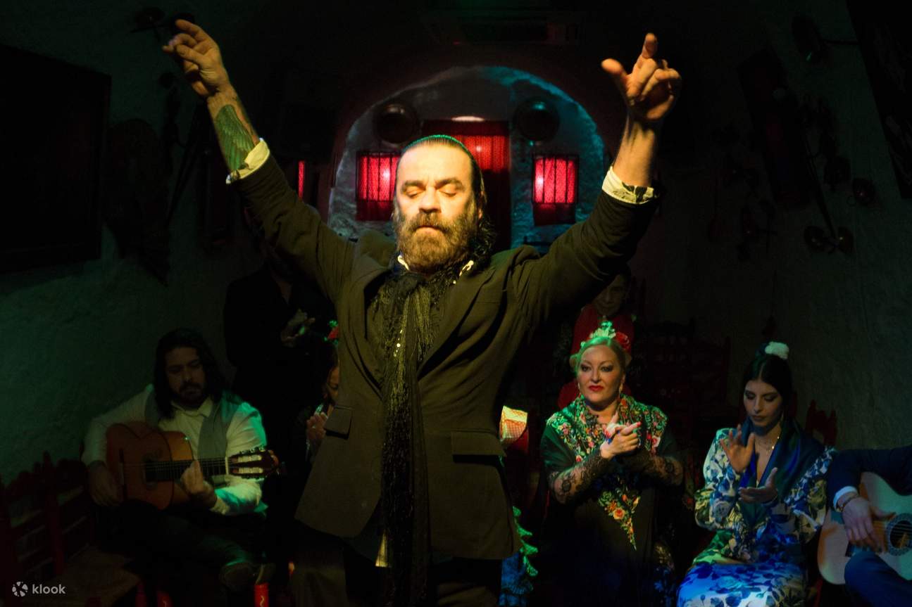 在格拉纳达著名的 Cuevas Los Tarantos 沉浸在热情的弗拉门戈文化中