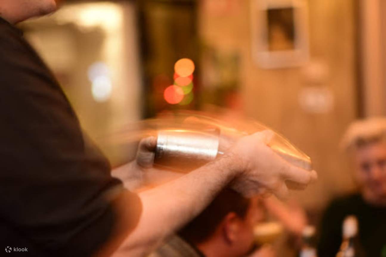 Cocktails shaken und gemeinsames Lachen: Eine perfekte Mischung aus Spaß und Geschmack!