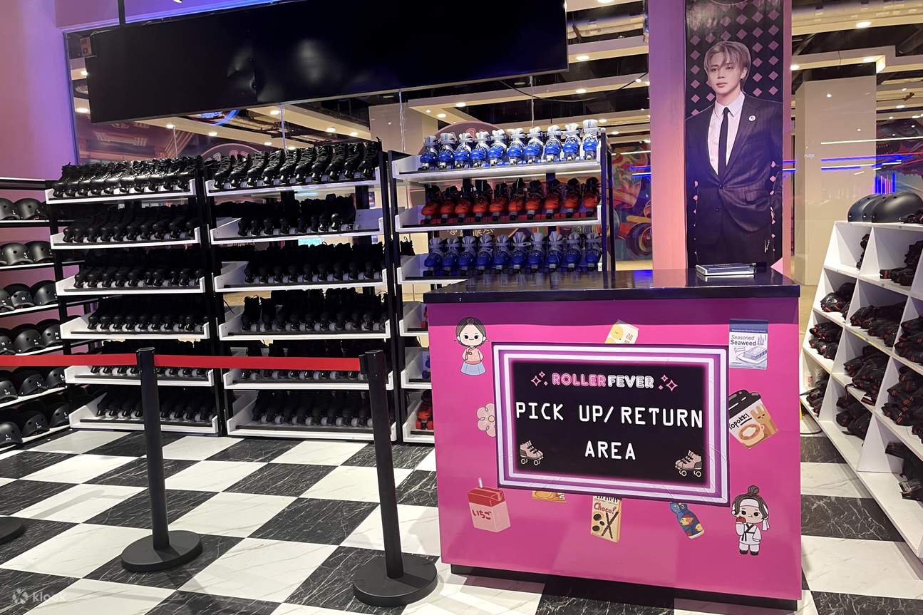 มีชั้นวางหมวกกันน็อคและโรลเลอร์สเก็ตให้ผู้เล่นสเก็ตได้เลือกใช้