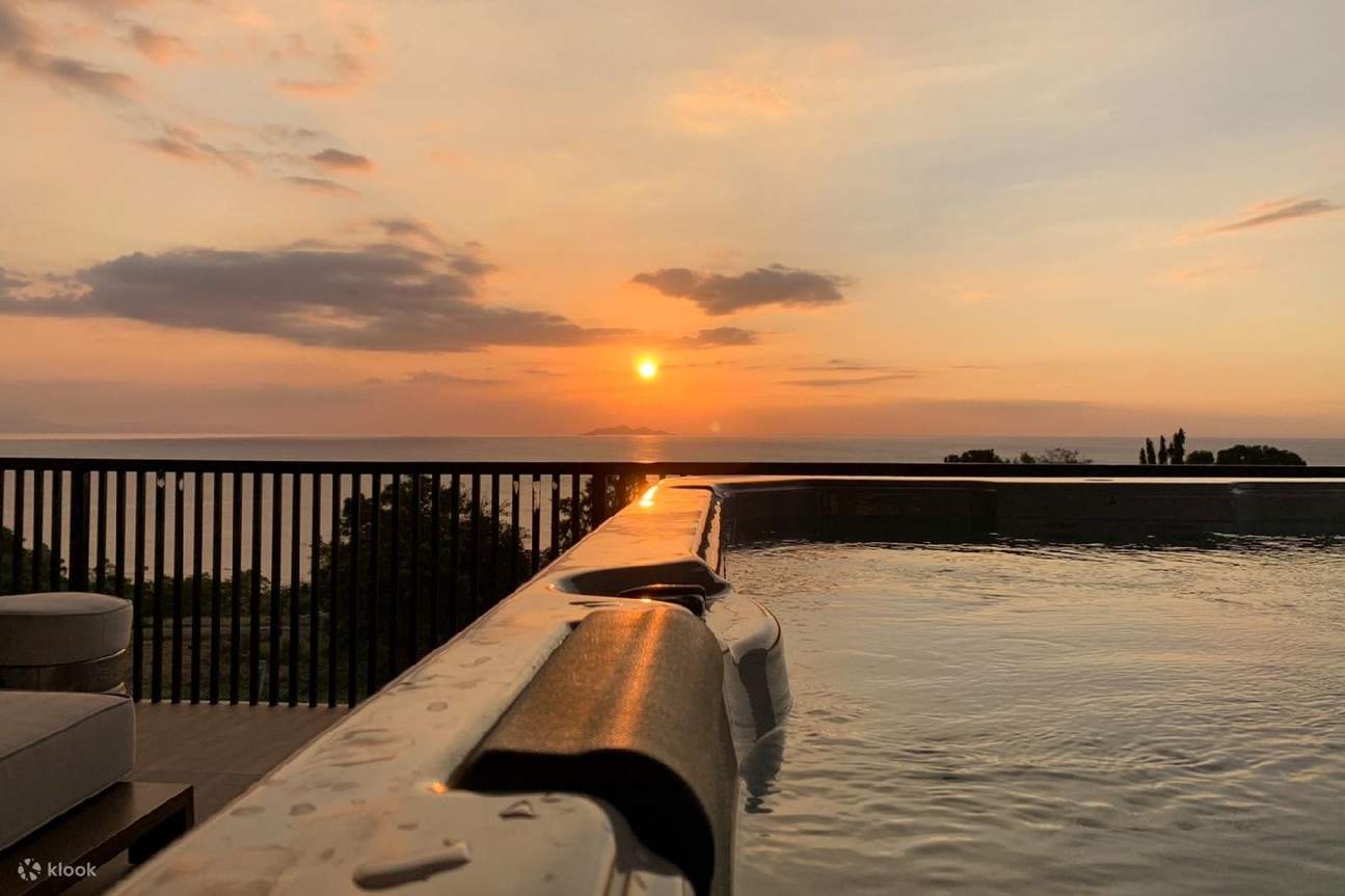 พระอาทิตย์ตกที่สวยงามเหนือสระน้ำพร้อมสีสันที่สดใสสะท้อนบนผืนน้ำ