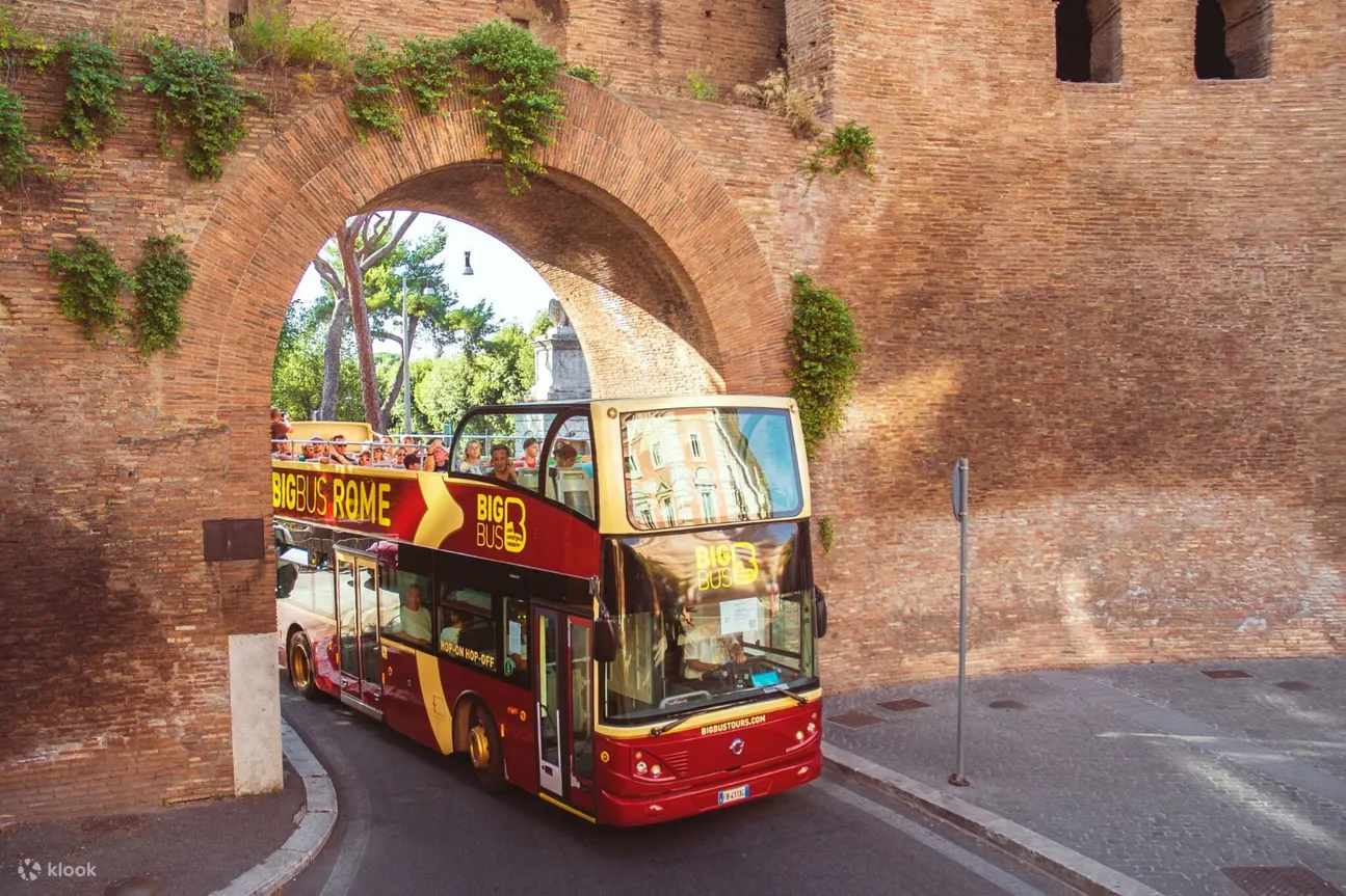 乘坐标志性的 Big Bus 双层巴士轻松换乘，开始您的义大利冒险之旅