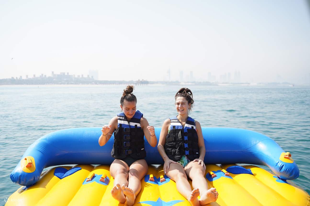 rakan-rakan bergurau