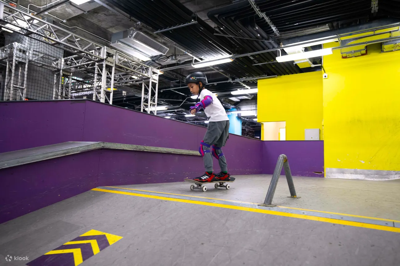 Skateboard Park: With various street-style obstacles such as ramps, rails, and ledges of different difficulty levels, our park also offers professional