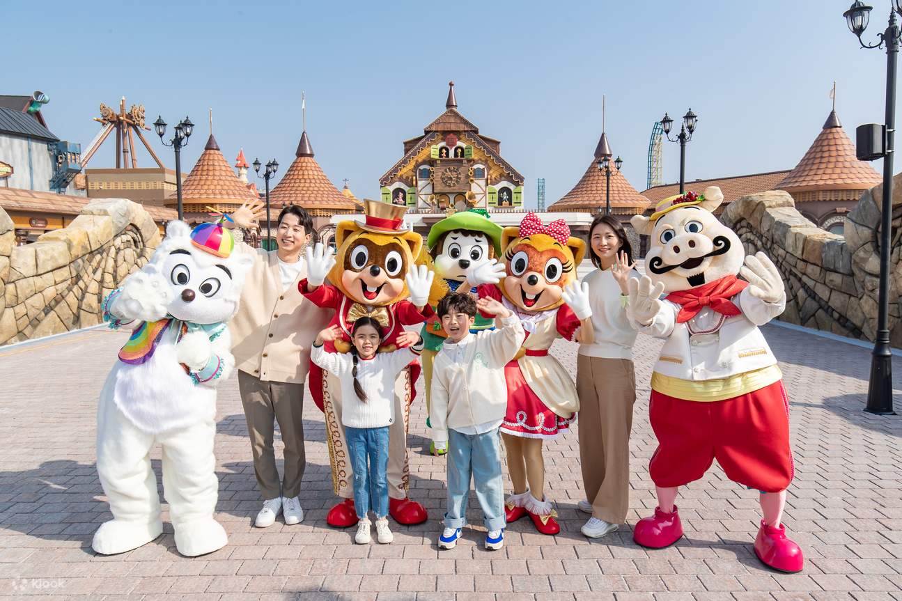 Famille avec les mascottes de Busan Lotte World