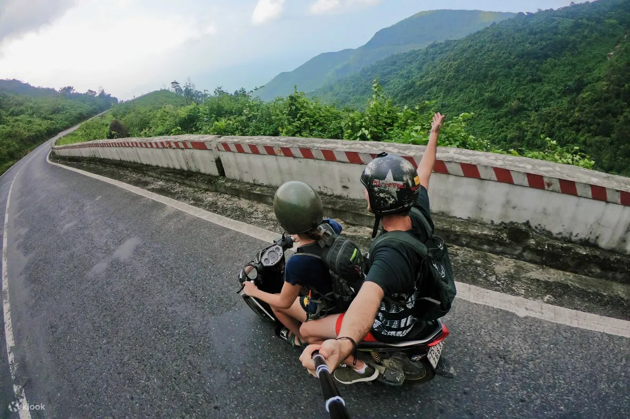 拿着 go pro 的人