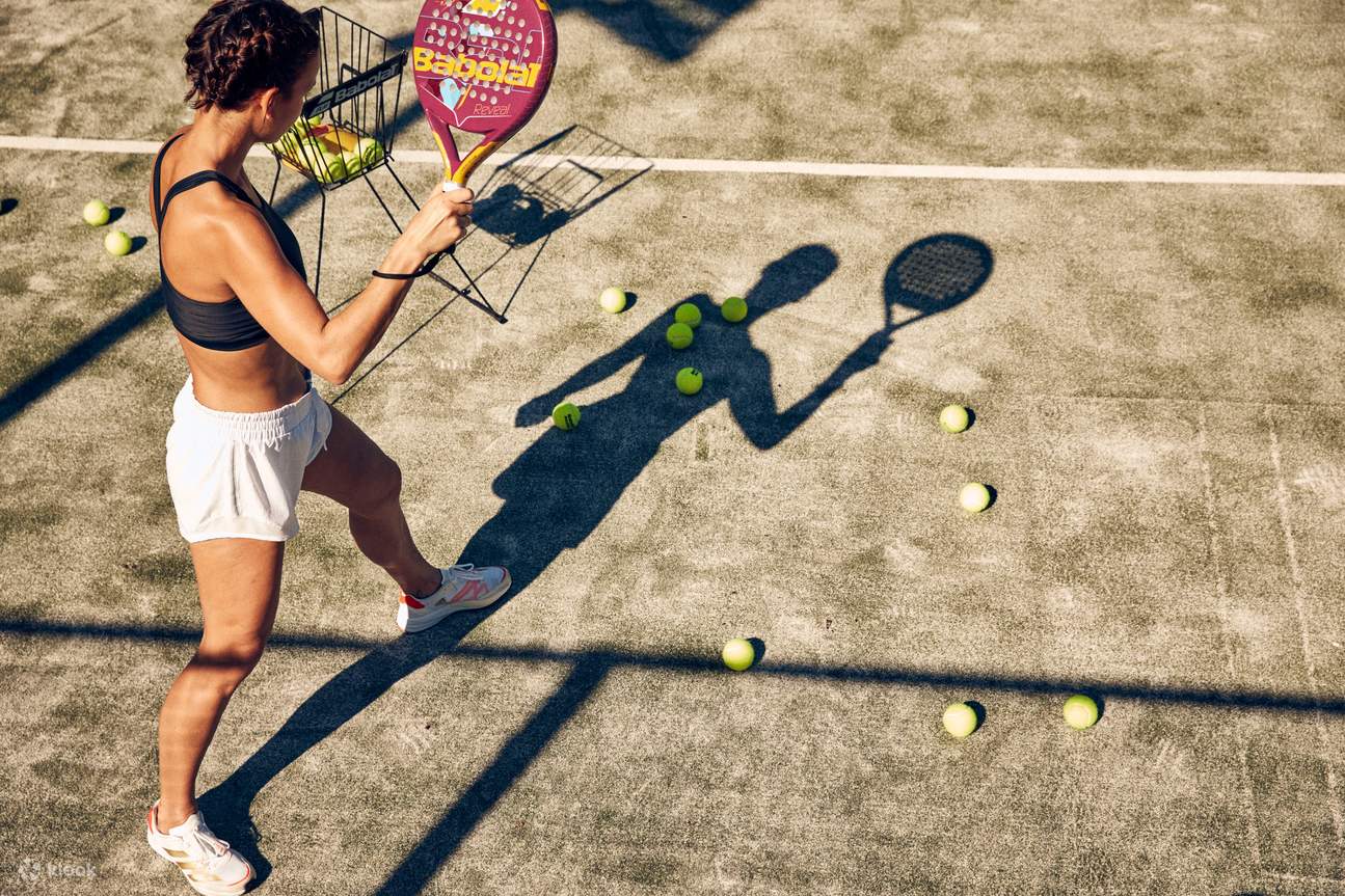 Người phụ nữ chơi Padel Tennis