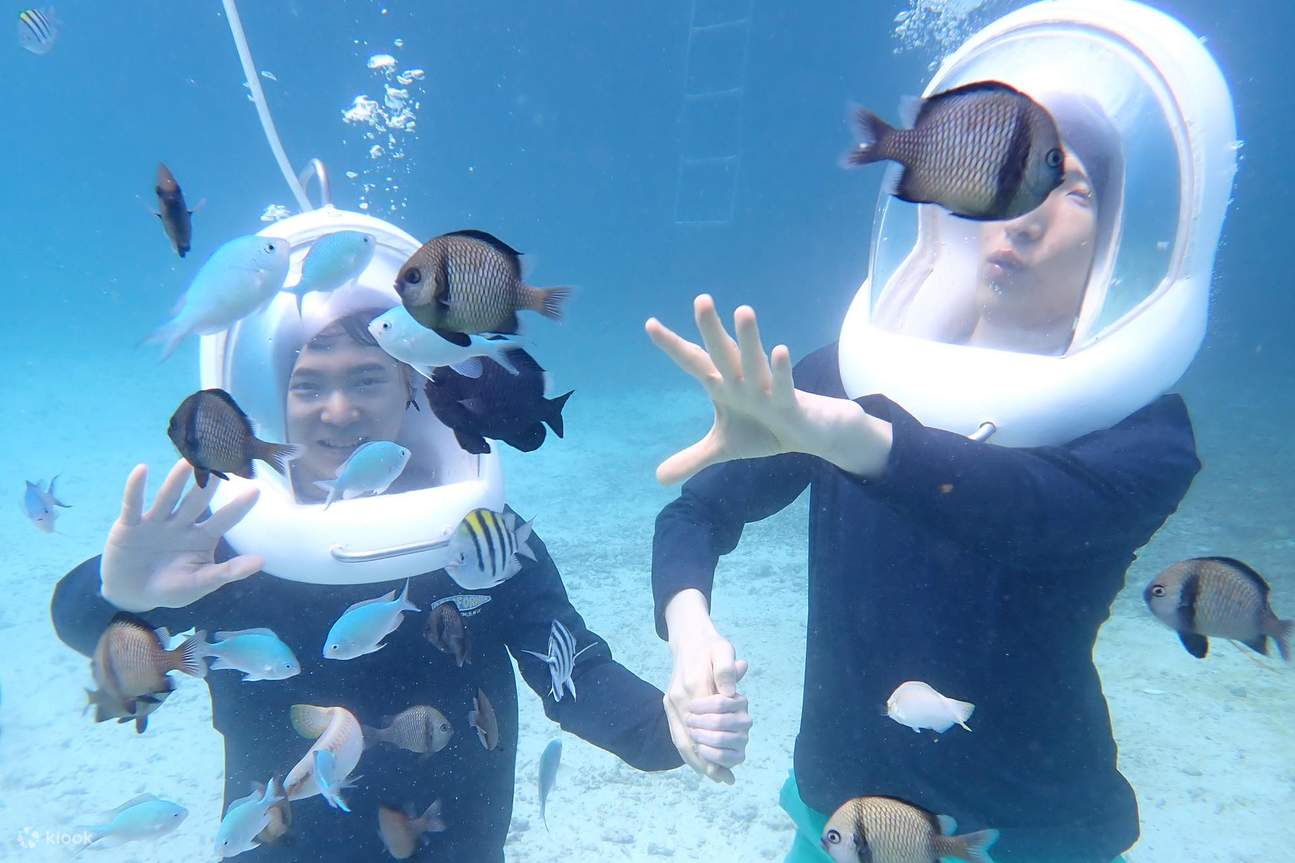 兩人享受水下探險之旅