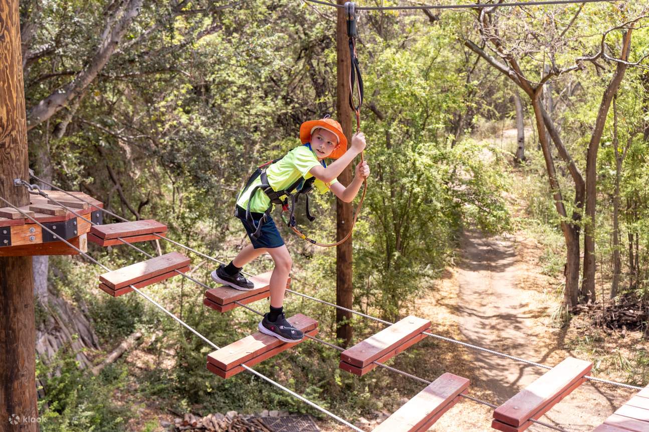 Мальчик идет по качающимся доскам