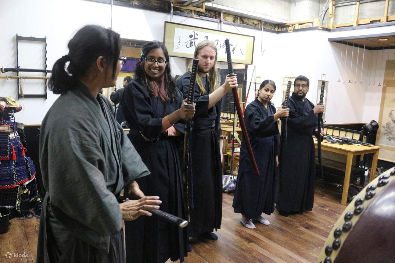 Trải nghiệm cắt kiếm Samurai trong trang phục Samurai gần Lâu đài Osaka