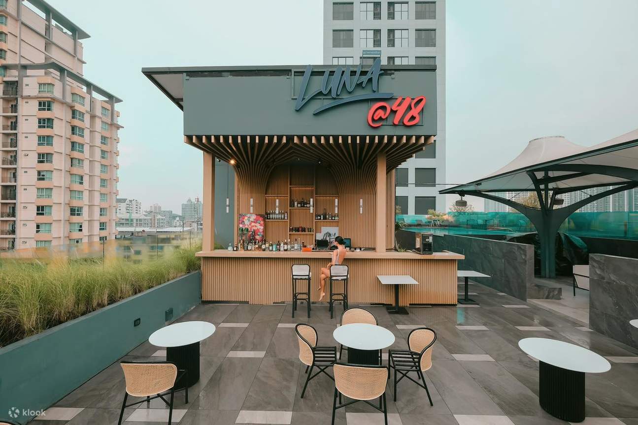 LUNA 48 Rooftop Bar al Ramada Bangkok Sukhumvit 48