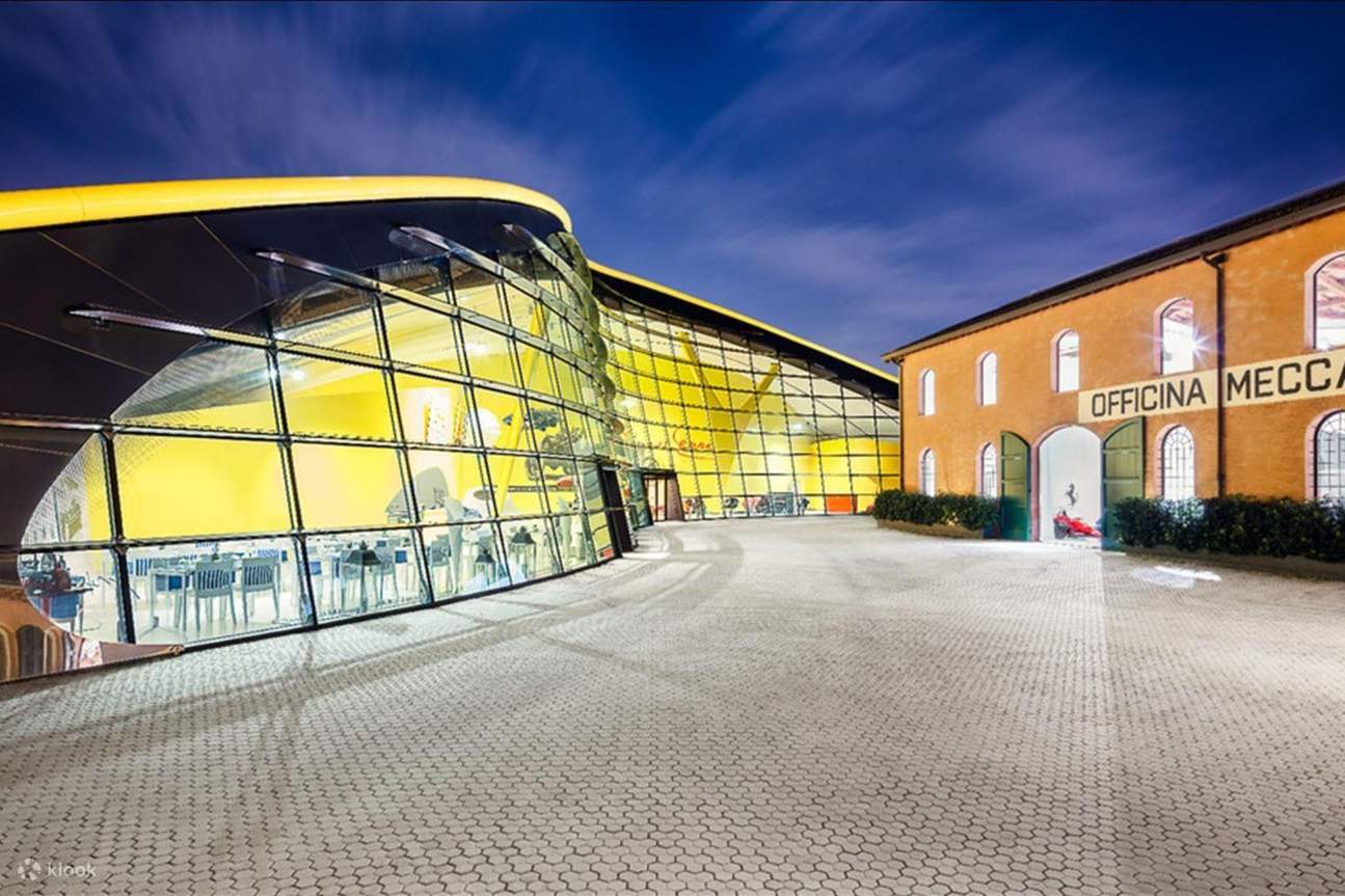 エンツォ・フェラーリ博物館の外観