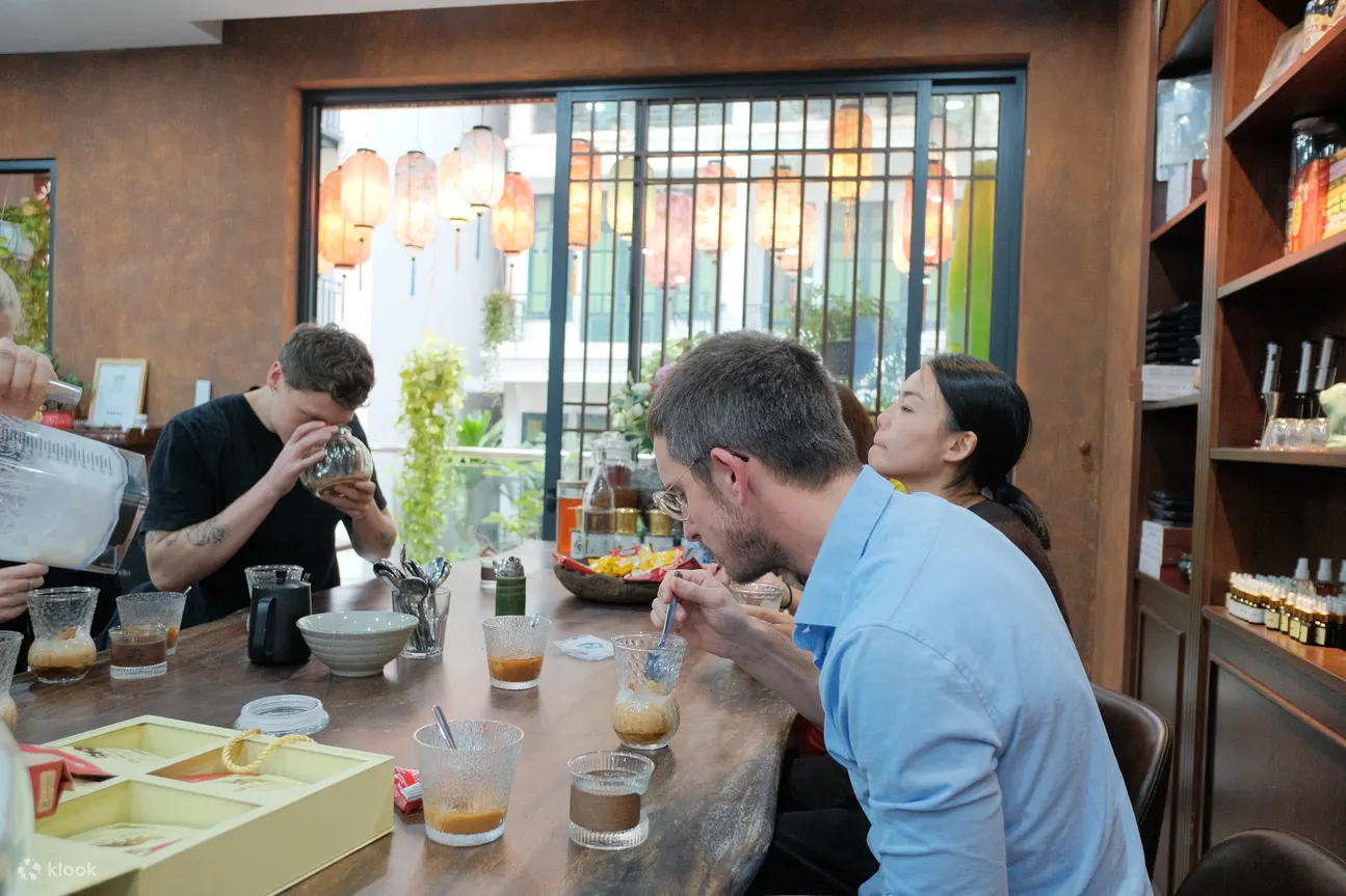 Brews & Bites：河内咖啡工坊提供传统餐点和葡萄酒