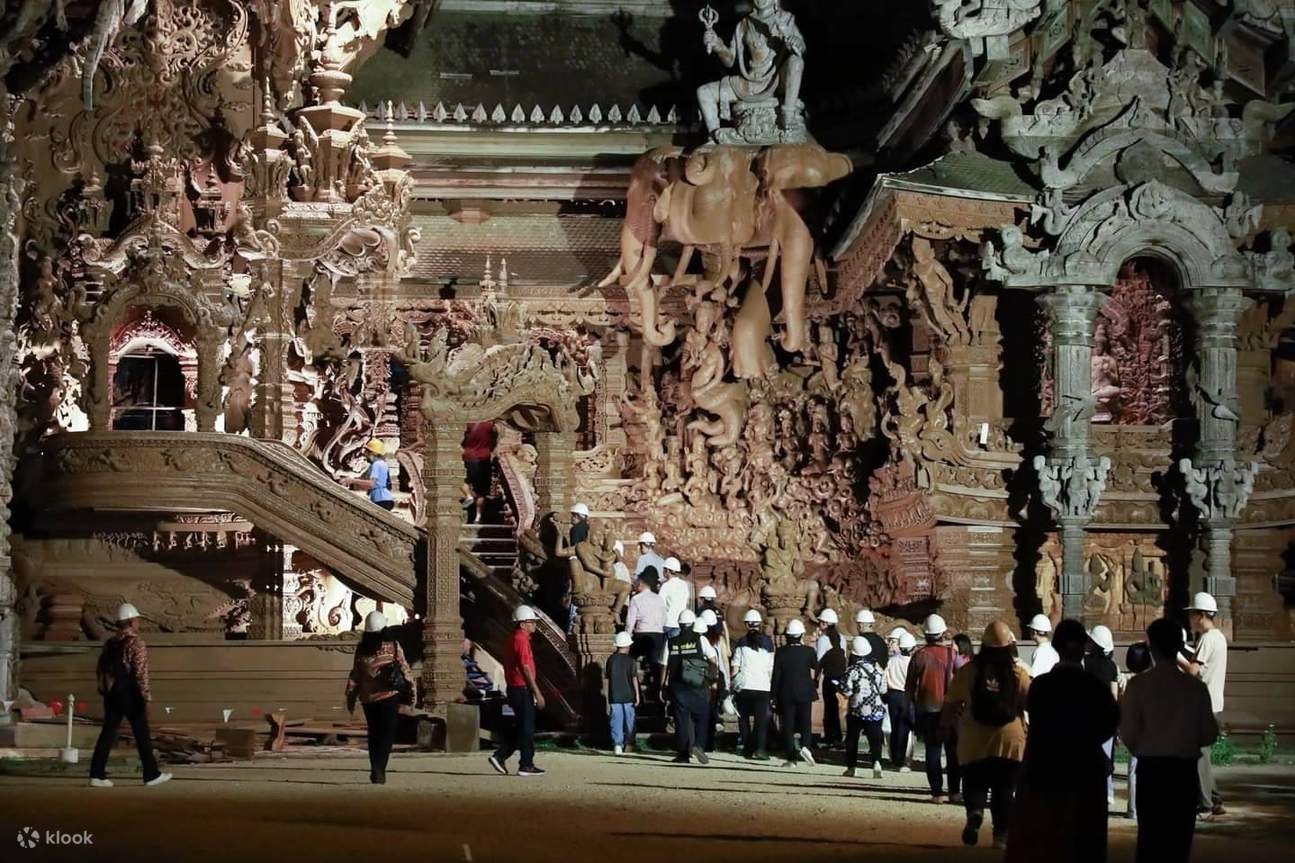 Besuchen Sie das Sanctuary of Truth bei Nacht