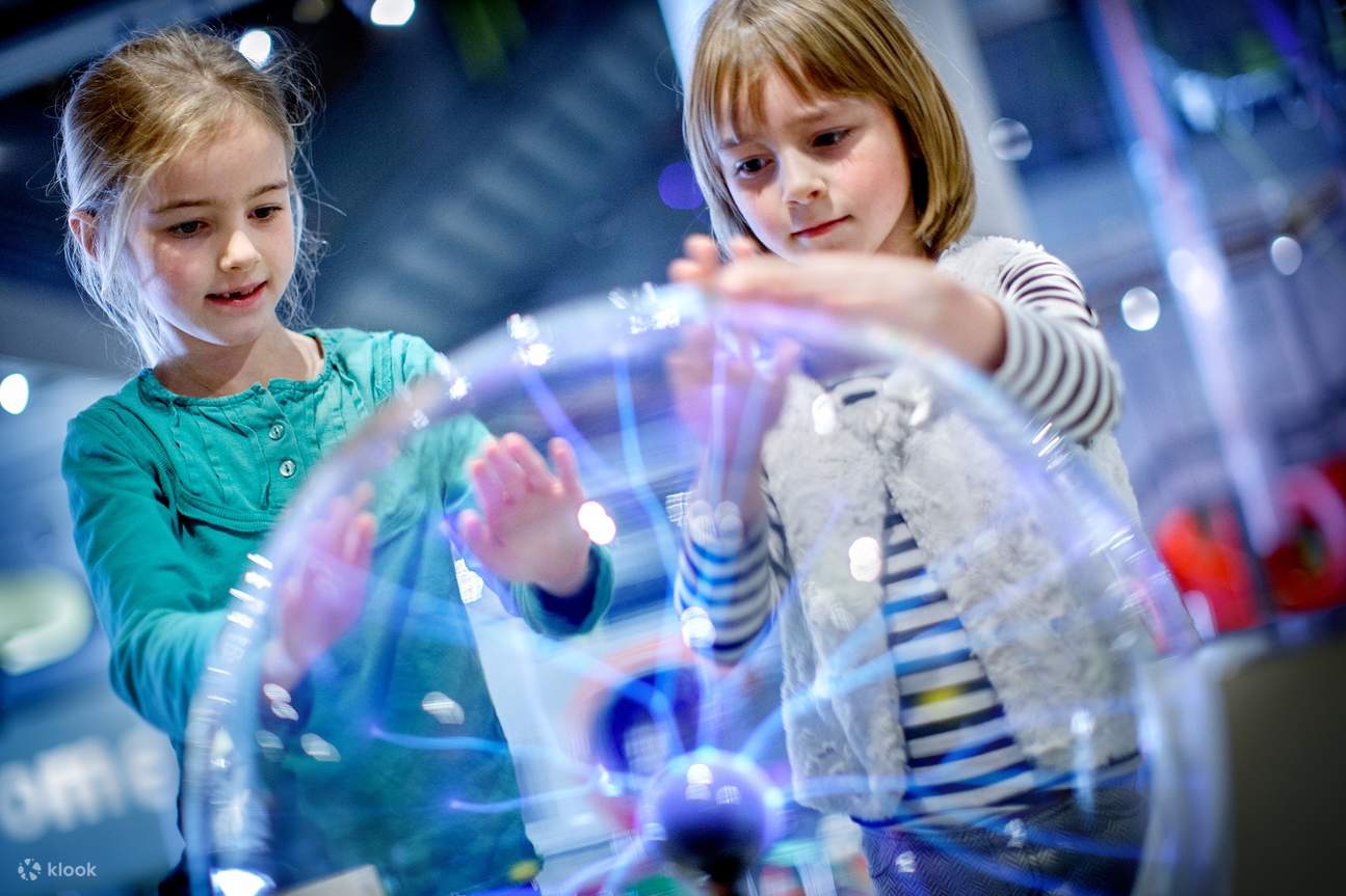 2 enfants touchant un globe électrique