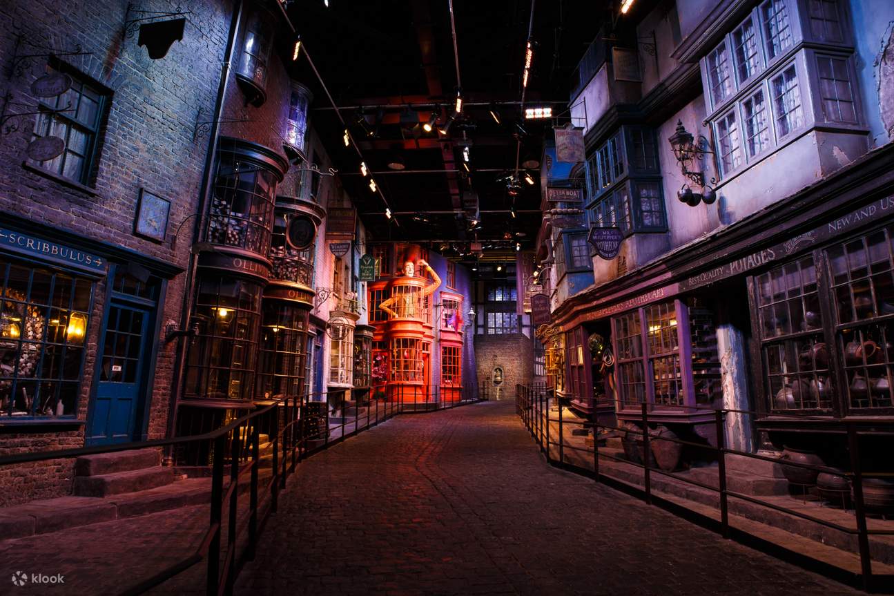 Warner Bros. Studio Tour London - Camina por el set original del Callejón Diagon