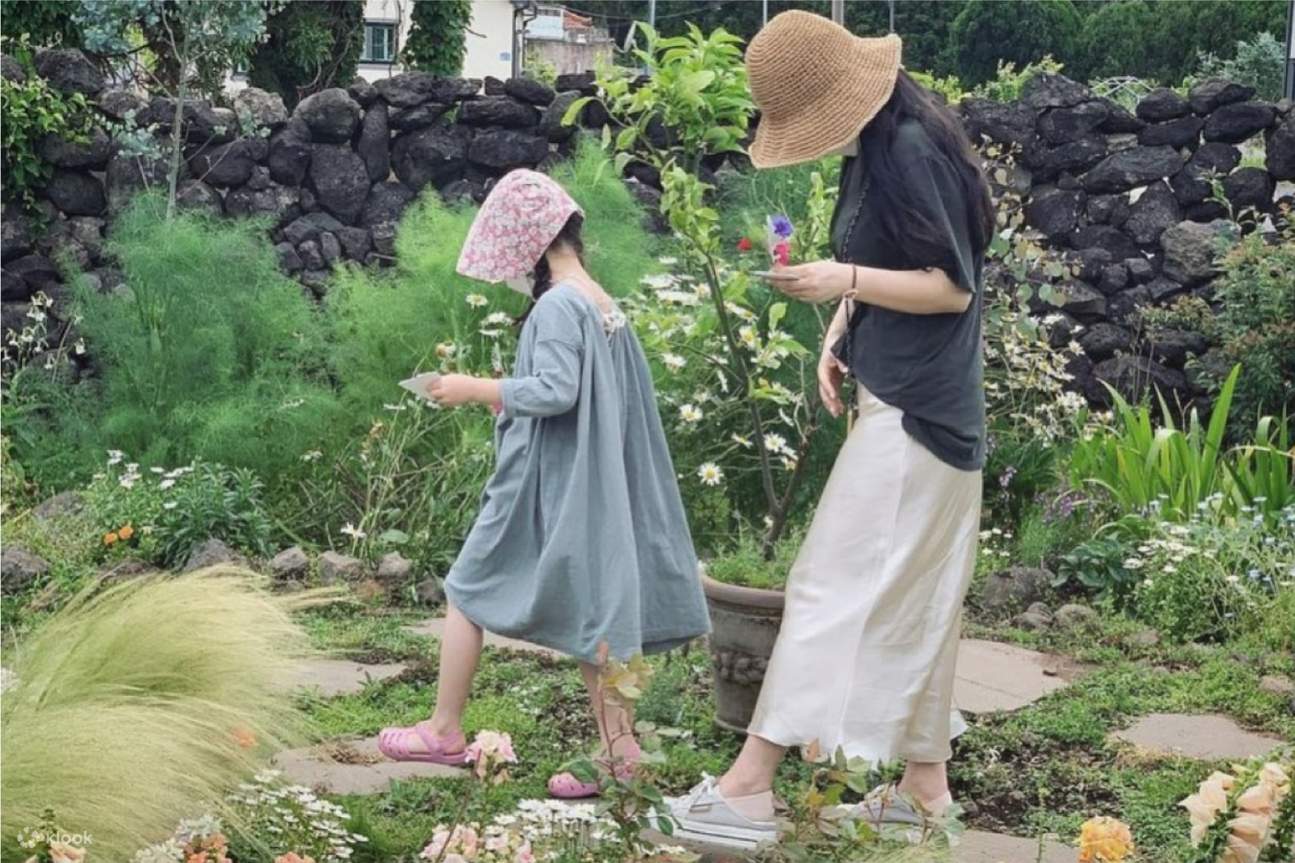 Berjalanlah melewati taman bersama anak Anda dan bagikan warna-warna yang Anda berdua temukan. Berburu warna bersama keluarga akan menjadi kenangan indah dari perjalanan Anda.