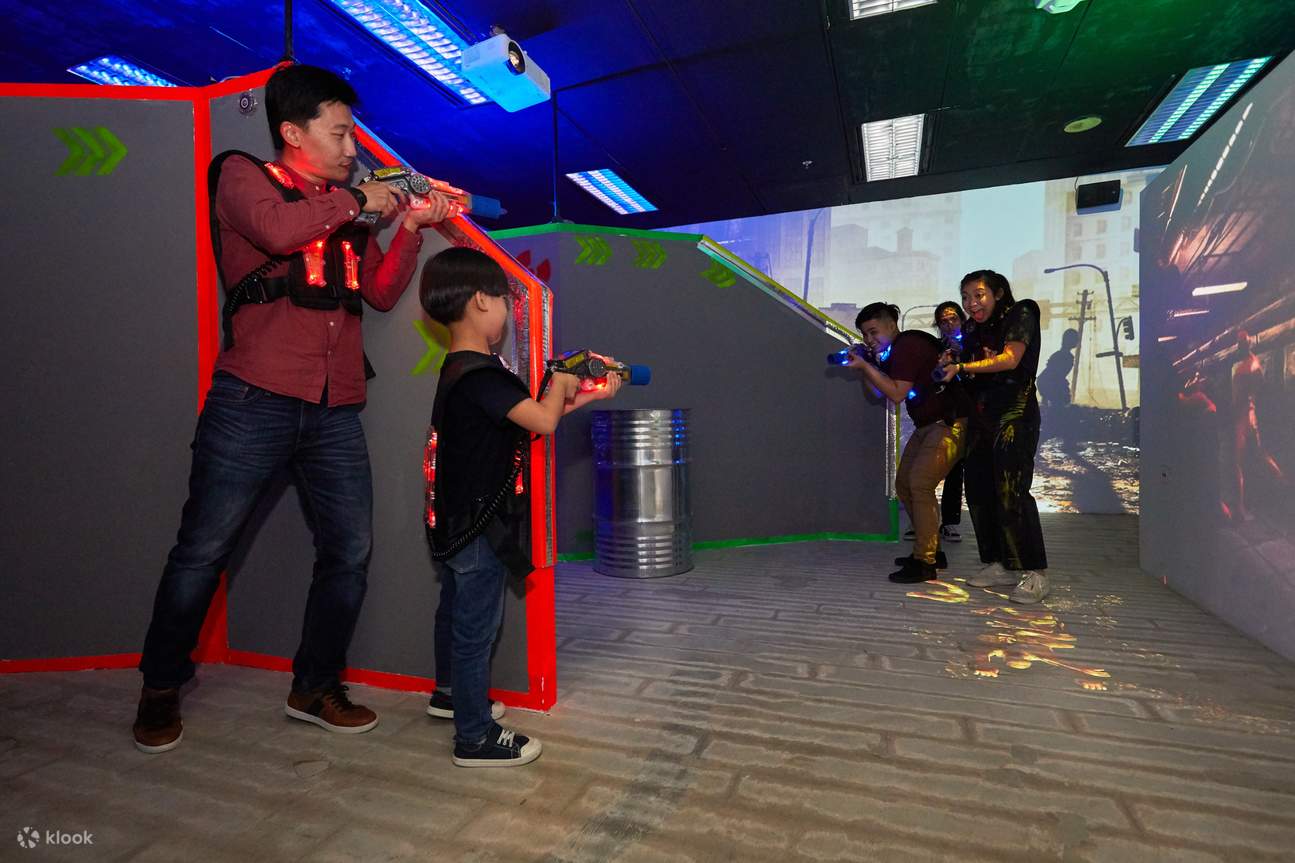 Grupo de amigos jugando Laser Tag Singapur