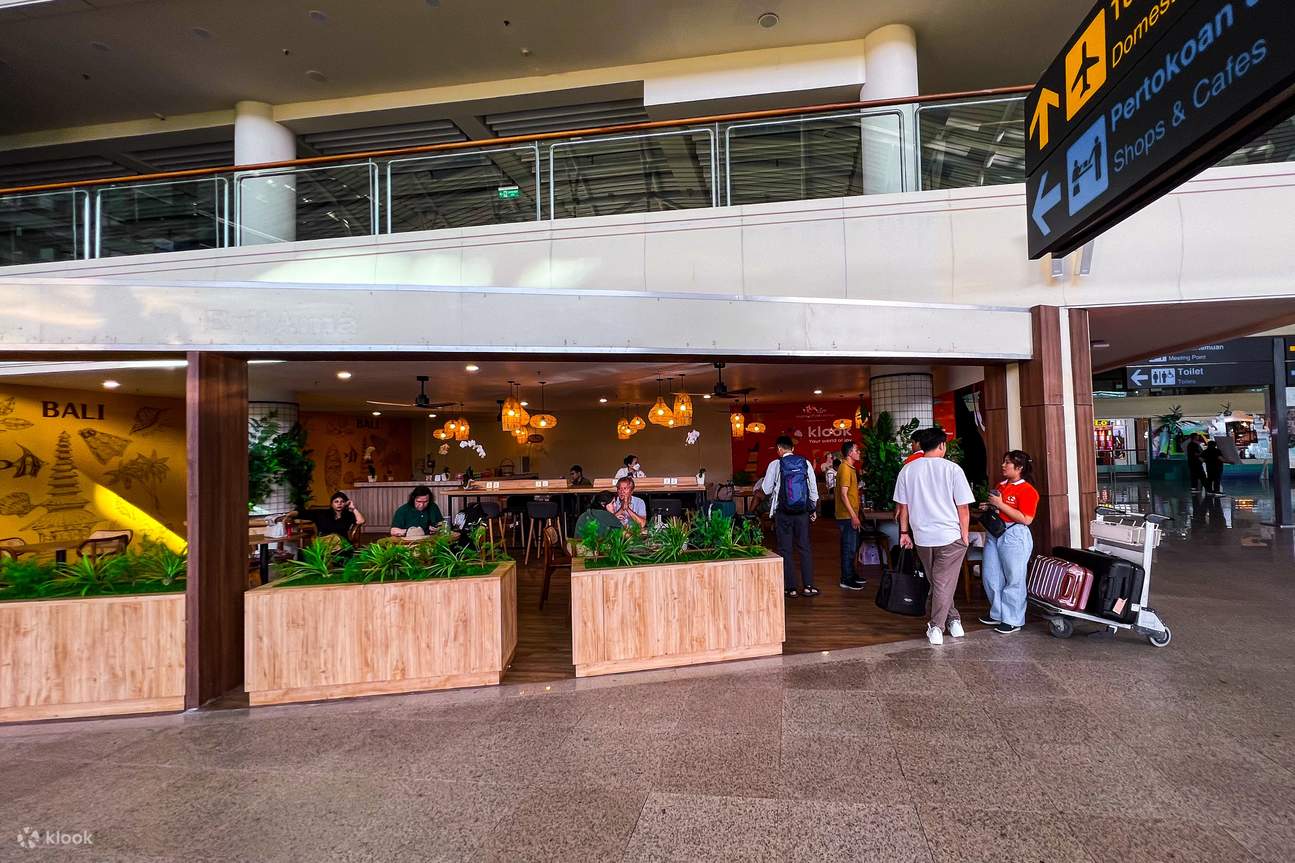 巴厘国际机场也被称为巴厘Ngurah Rai国际机场或登巴萨机场 内部拍摄显示免税店 — 图库社论照片 © Mabdelrazek #655678702