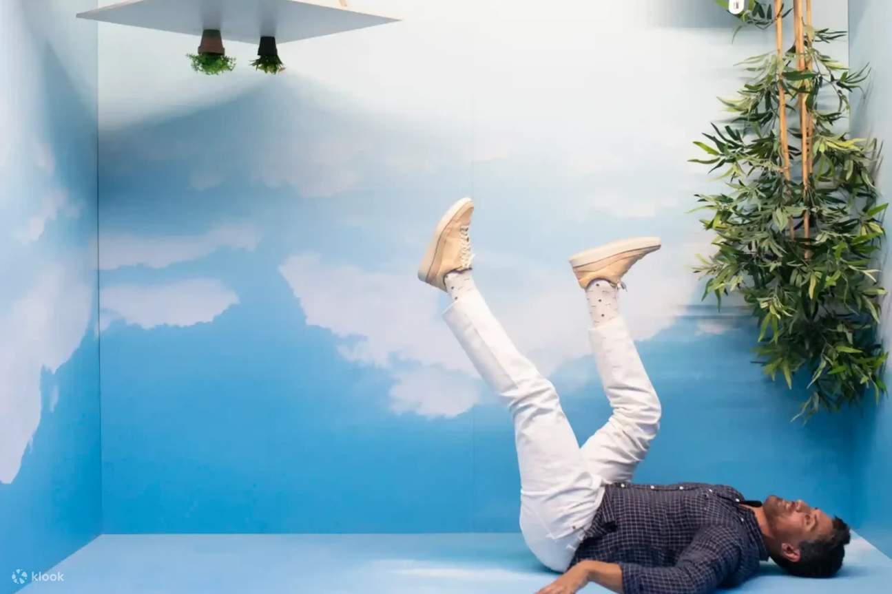 Abadikan momen tak terlupakan di Cadillac bergaya Hollywood kami di museum mawar Pink Palace