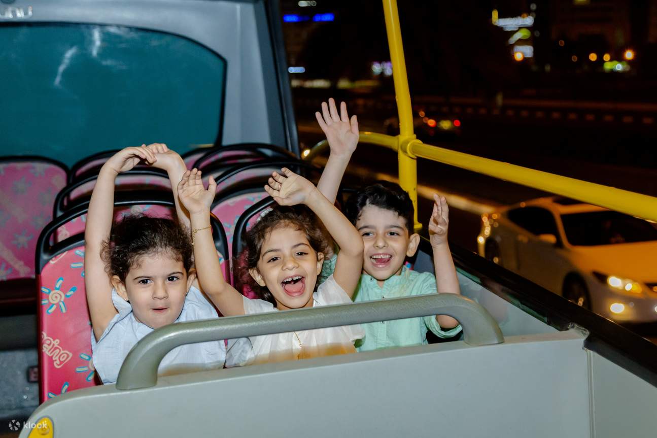 Kinder im Sharjah Sightseeing Bus