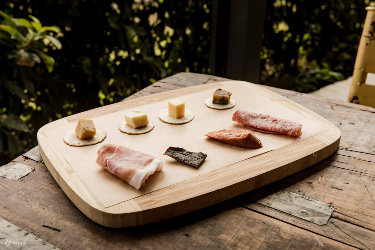 大皿にチーズと肉