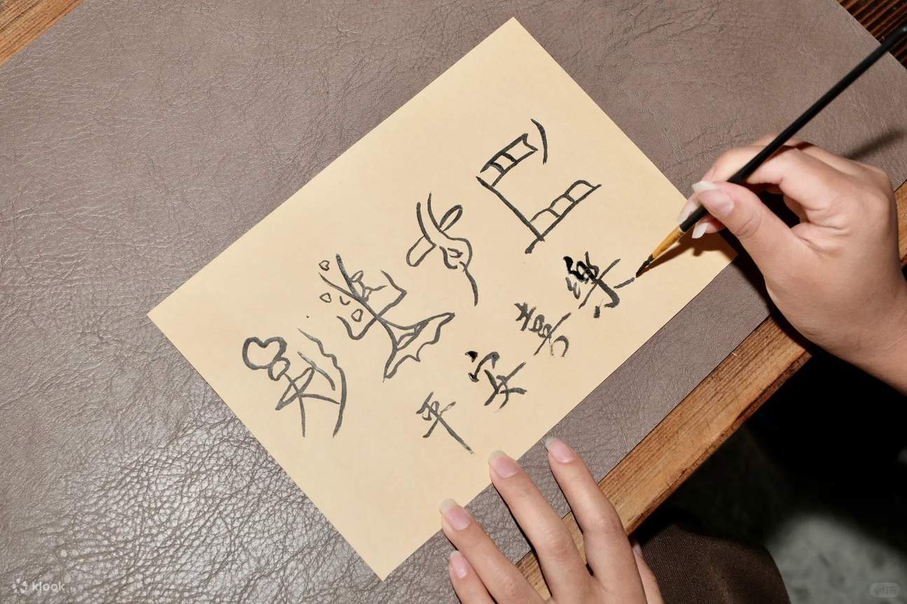 Đi sâu vào những ngôi làng cổ Naxi nguyên sơ và những sân trong truyền thống ở Lệ Giang, tạm biệt kiểu du lịch cưỡi ngựa xem hoa, và trải nghiệm sâu sắc phong tục sinh hoạt ngàn năm và văn hóa phi vật thể của người Naxi từ góc nhìn của người dân địa phươn
